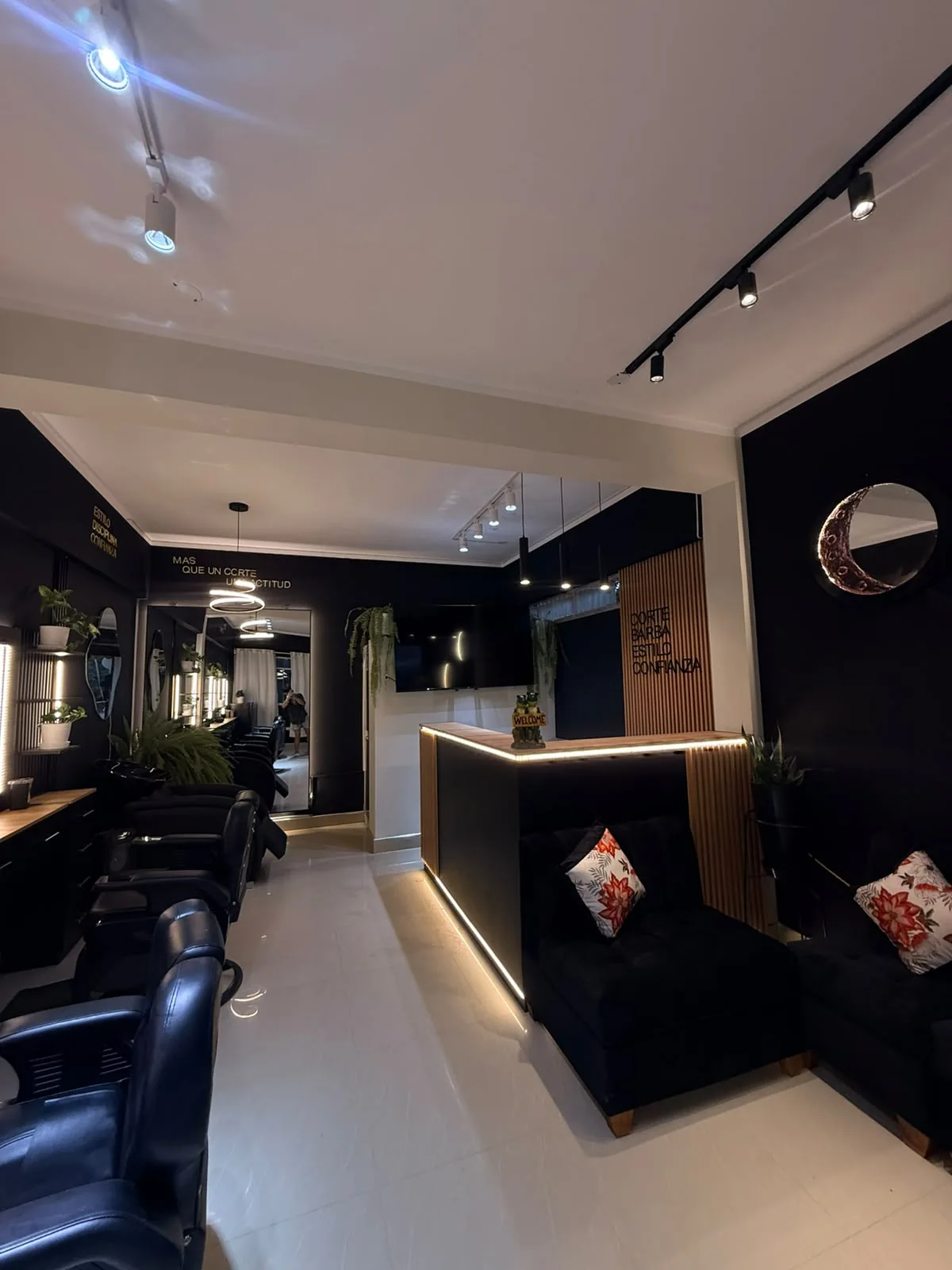 Interior de JC Estudio con recepción y sillones