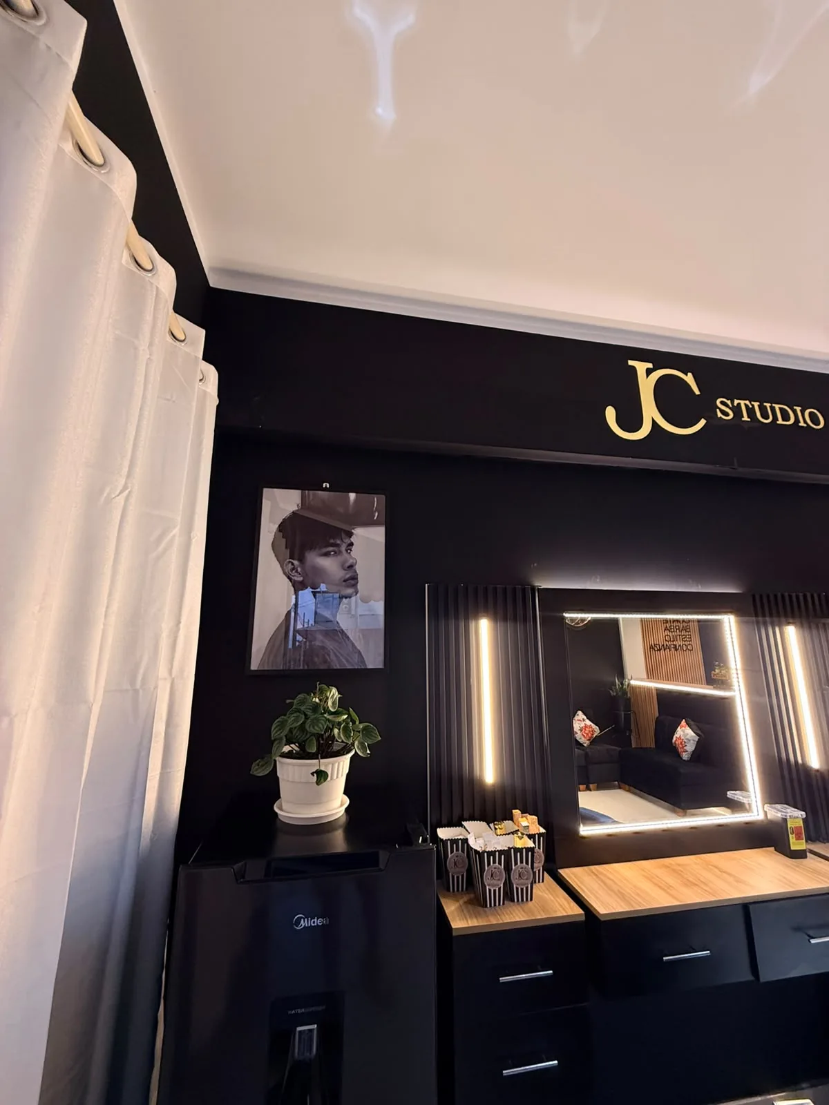 Espejo y área de trabajo de JC Estudio